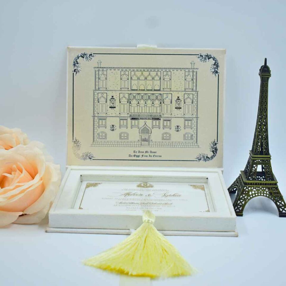 Beautiful White Velvet Wedding Invitation Box With Clear Acrylic Invite